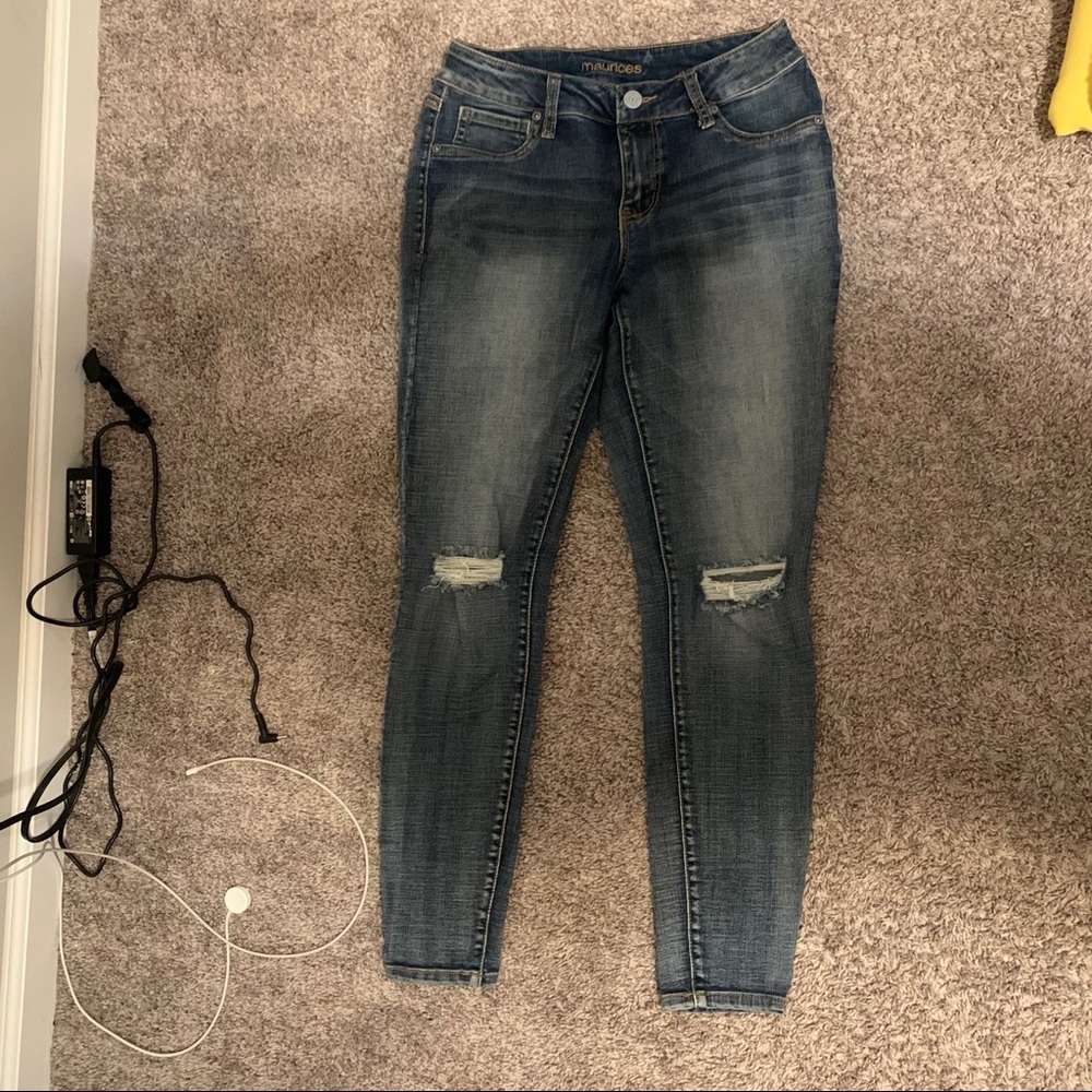 Jeans with ripped knees
